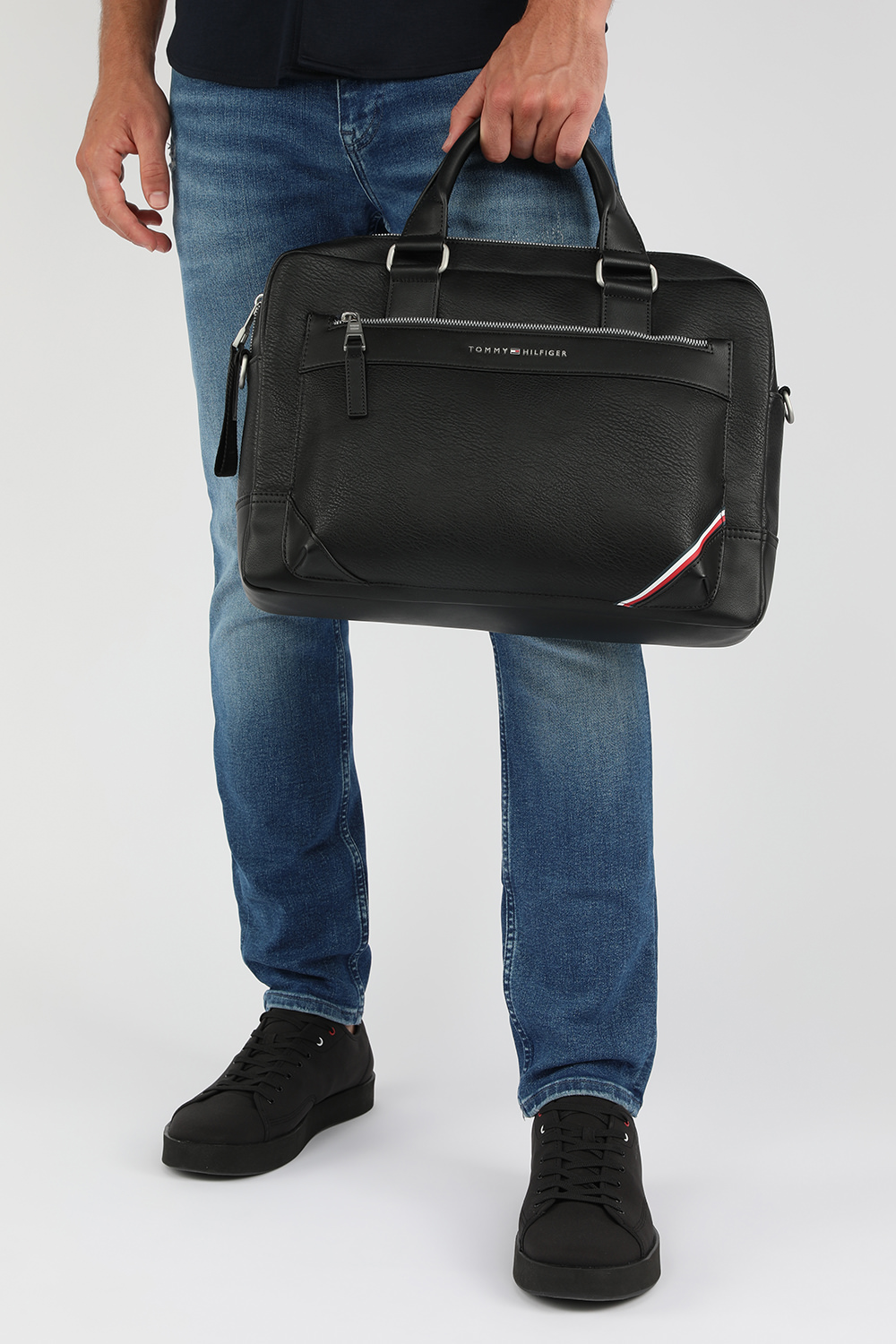 תמונת כל הלוק של תיק ללפטופ שחור ממותג